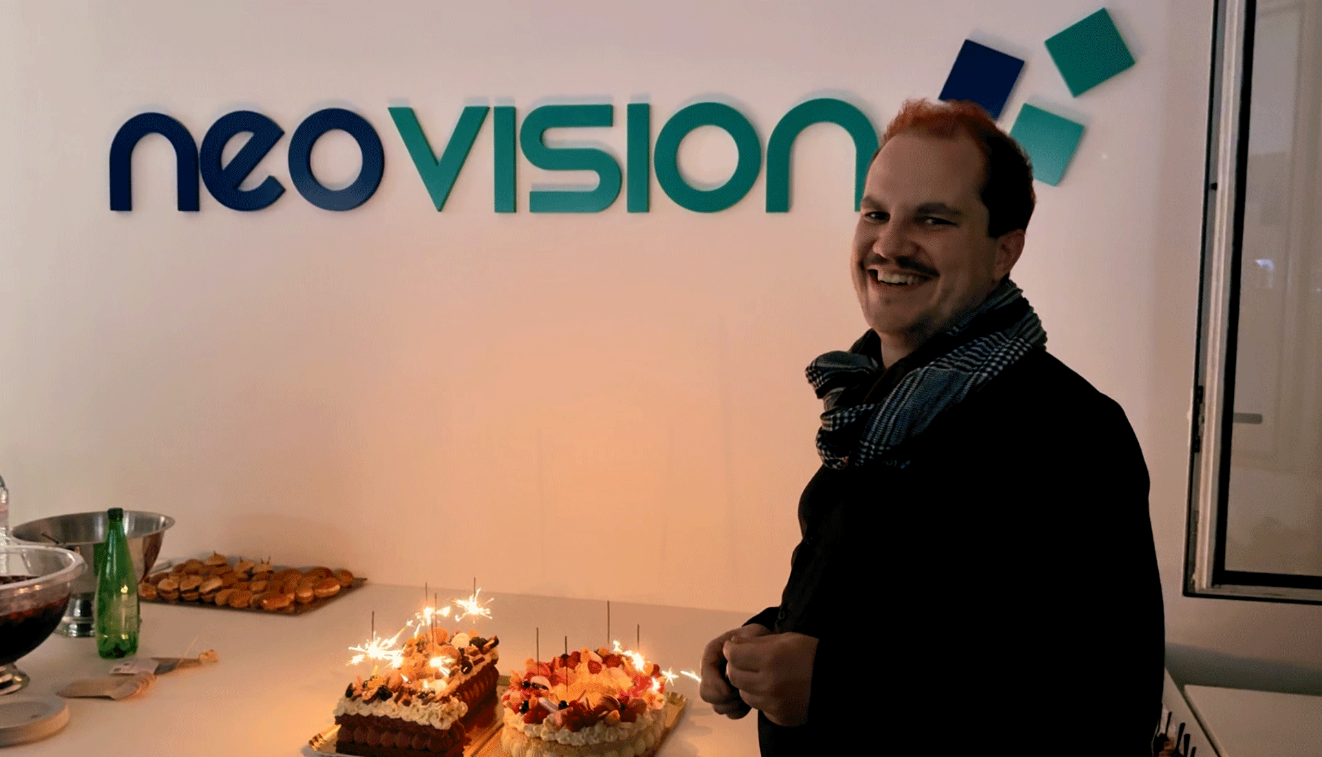 Moment du gâteau lors des 10 ans de Neovision